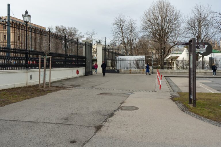 Tor zwischen Heldenplatz und Ringstraße, Zaun, Wegweiser