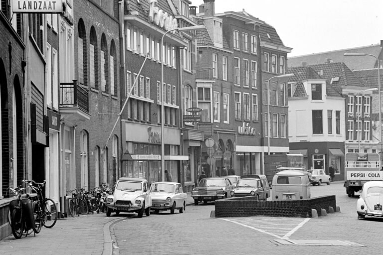 Autos, alte Häuser, Niederlande
