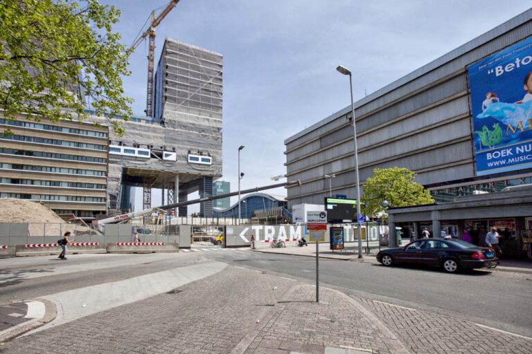 Platz, Baustelle, Hochhaus wird gebaut