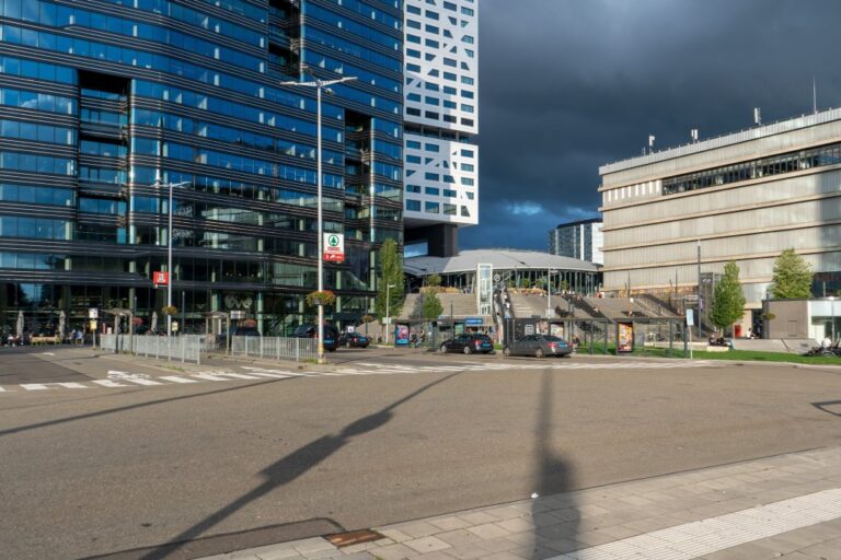 Platz mit hohen modernen Gebäuden, Bahnhof