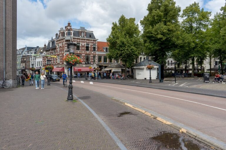 Platz in Utrecht, Fußgänger, Laternen, Bäume