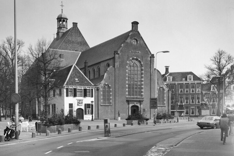 Straße vor einer Kirche