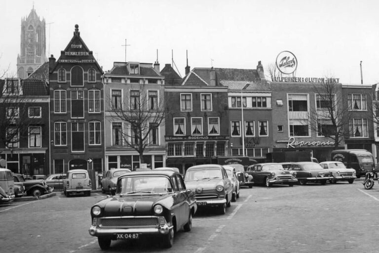 Autos auf einem Platz in Utrecht, Zeile mit alten Häusern