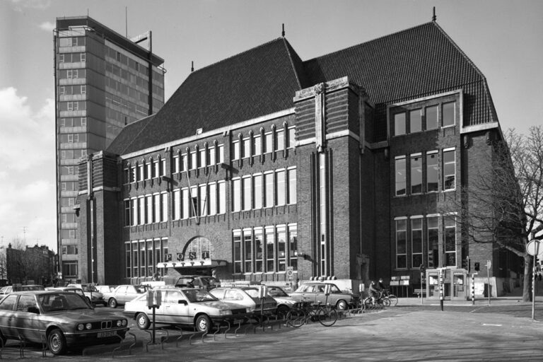 Postamt in Utrecht, Autos