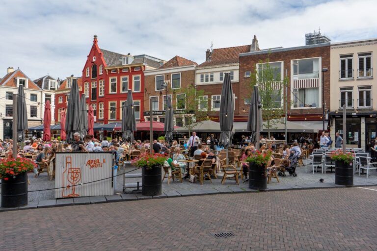 Platz in Utrecht mit vielen Gastgärten