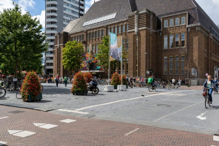 historisches Postgebäude, Platz in Utrecht, Radweg, Bäume