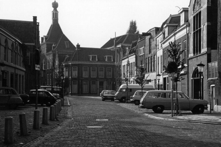 Straße, Autos, kleine Häuser