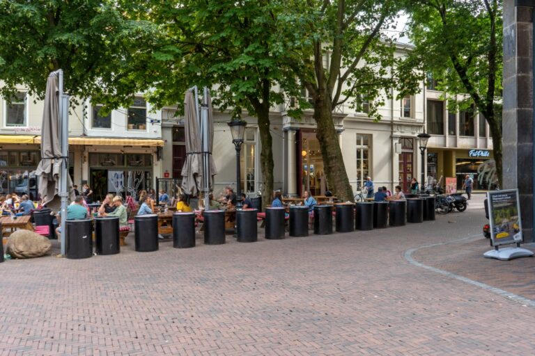 verkehrsberuhigte Straße in Utrecht, Gastgarten, Bäume