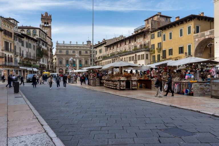 Platz mit historischen Gebäuden im Zentrum von Verona, Marktstände, Leute, Pflasterung