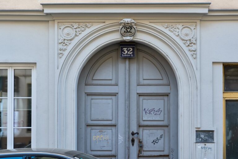 Tor in der Lederergasse 32 mit Fassadenschmuck
