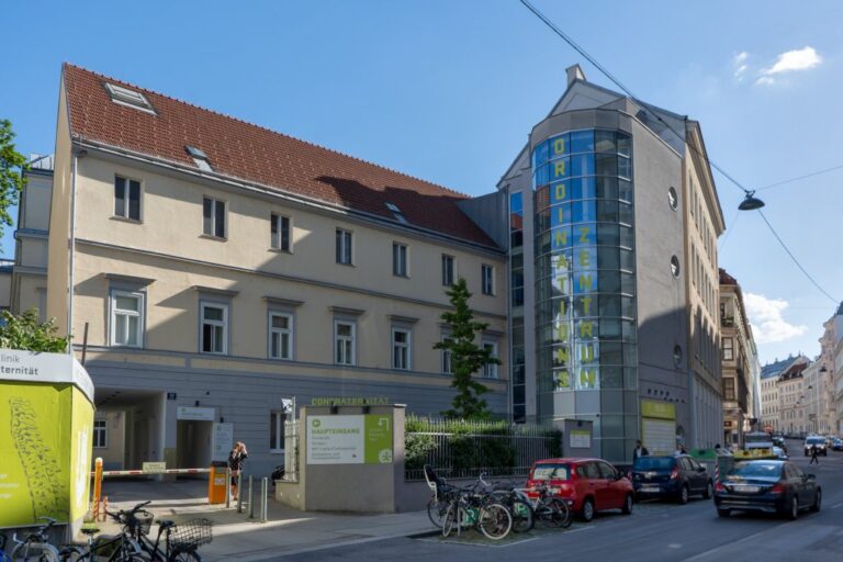 Privatspital Confraternität, Autos, Einfahrt, abgestellte Fahrräder