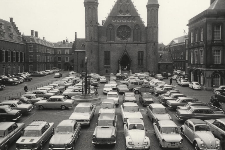Binnenhof von Den Haag mit parkenden Autos