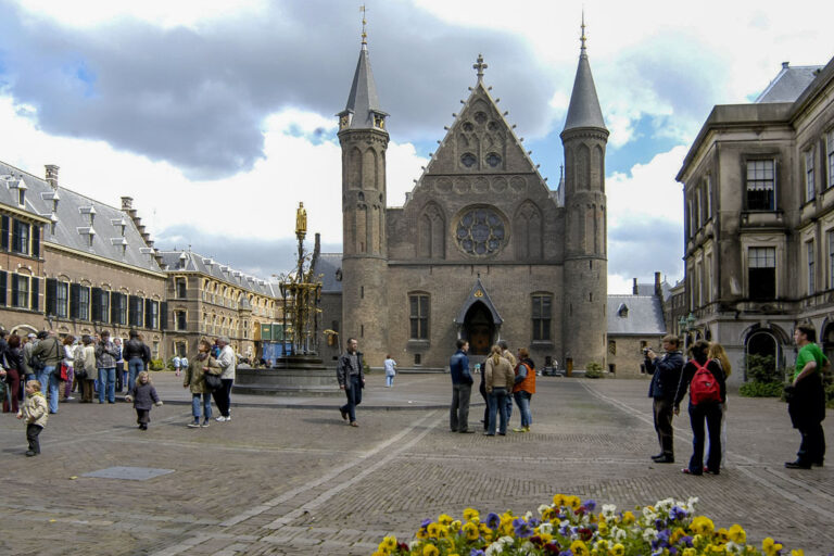 Platz im Zentrum von Den Haag, Leute, Blumen, historische Gebäude
