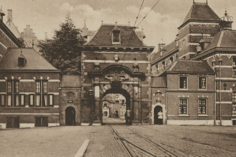 Binnenhof mit Straßenbahngleisen und Oberleitungen