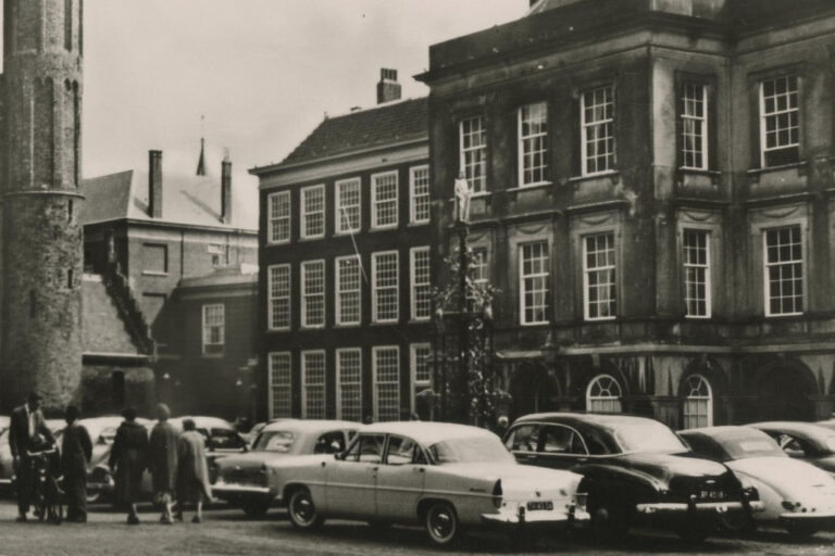 Binnenhof von Den Haag mit parkenden Autos