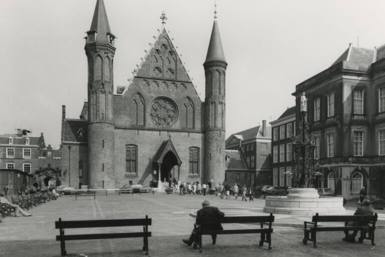 Binnenhof von Den Haag, Leute sitzen auf Parkbänken, Brunnen