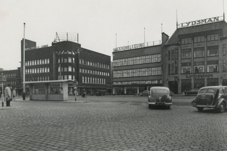 Auto fährt über einen Platz in Den Haag