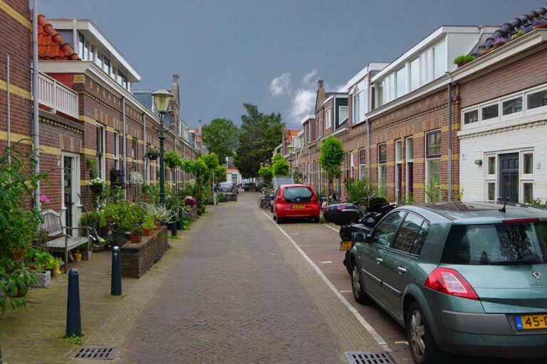 Gasse mit niedrigen Häusern in Den Haag
