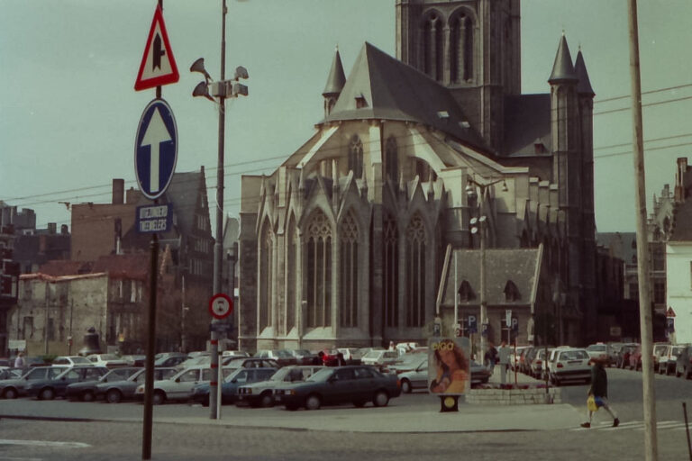 Kirche in Belgien, Parkplatz