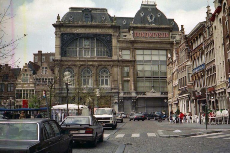 Platz in Belgien mit historischen Gebäuden