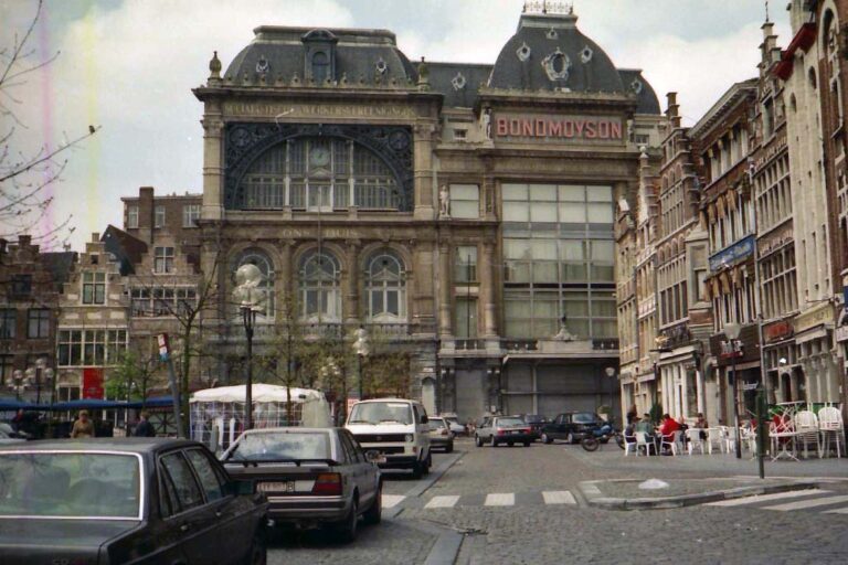 Platz in Belgien mit historischen Gebäuden