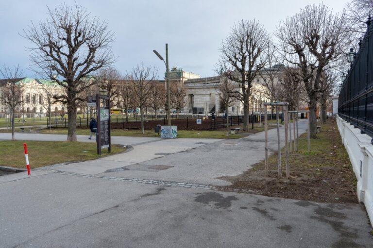 Platz mit Bäumen und historischen Gebäuden in Wien, Heldenplatz, Hundezone