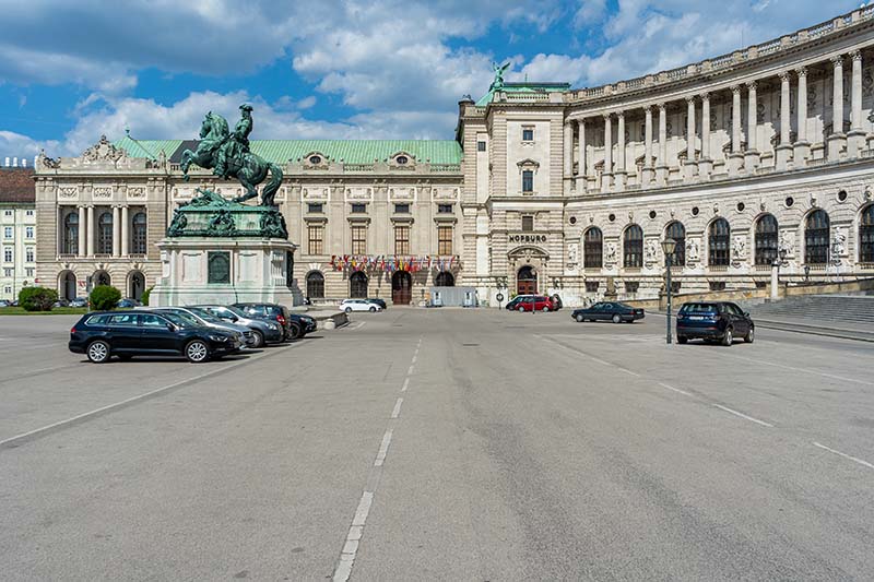 Mehr über den Artikel erfahren Heldenplatz: Asphalt, Parkplatz, Hundezone