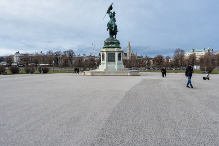 Denkmal auf einem Platz in Wien, Rathaus, Parlament, Burgtheater, Leute, Heldenplatz