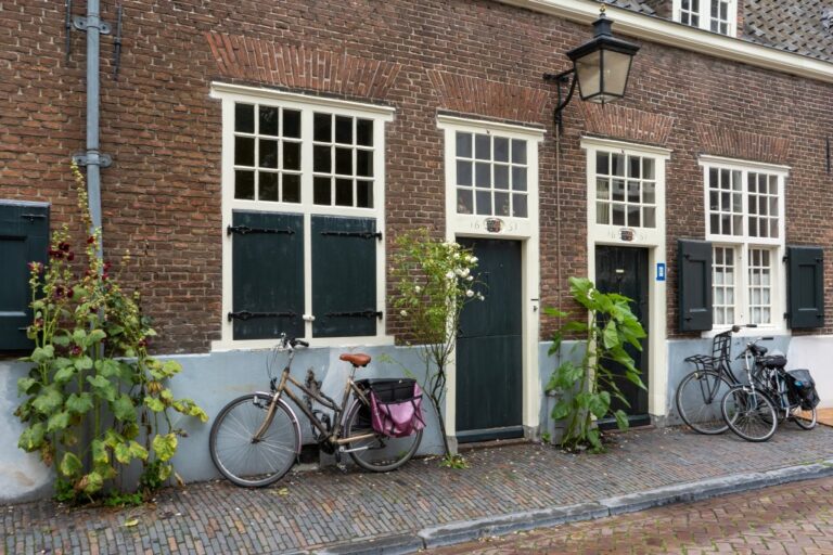 Erdgeschoßfassade eines Backsteinhauses in den Niederlanden