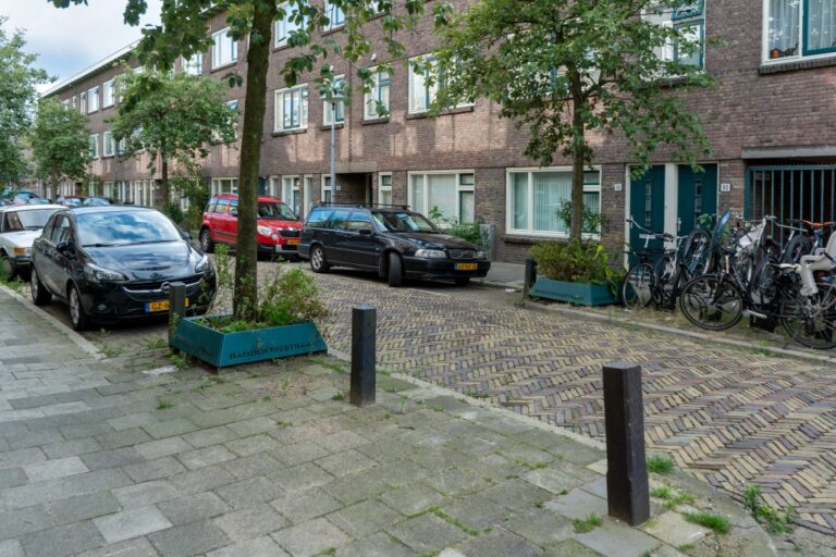 Straße in Utrecht, Autos, Bäume, Fahrräder dreigeschoßiges Haus, Poller, Pflaster