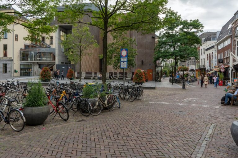 Platz mit Fahrrädern und Bäumen in den Niederlanden