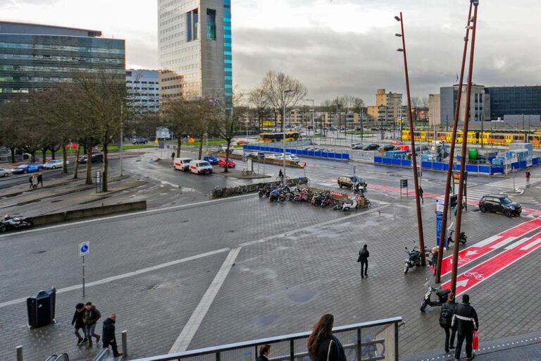 Platz neben dem Bahnhof von Utrecht