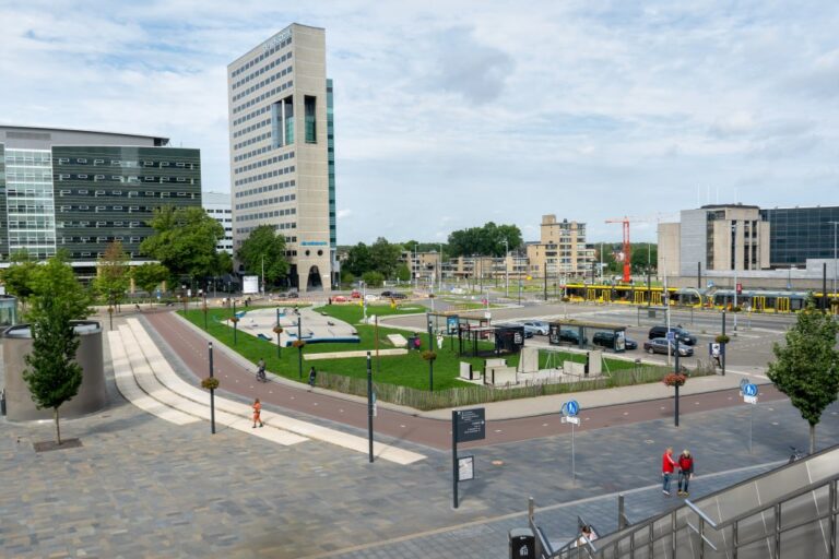 großer Stadtplatz mit modernen Gebäuden