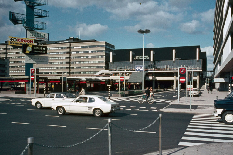 Straße, Autos, Zebrastreifen