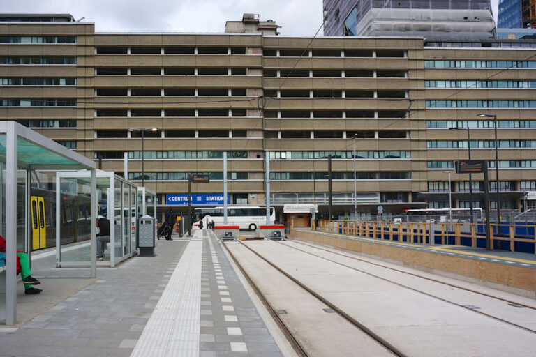 Straßenbahnhaltestelle nahe dem Utrechter Hauptbahnhof