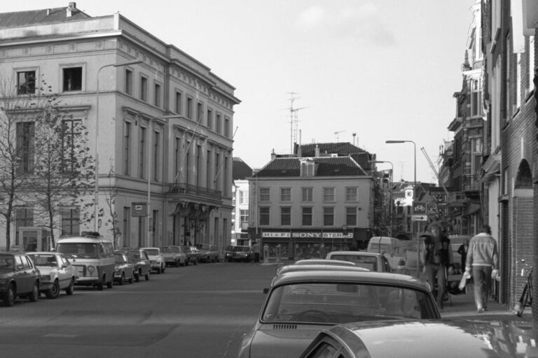 Straße mit links und rechts parkenden Fahrzeugen