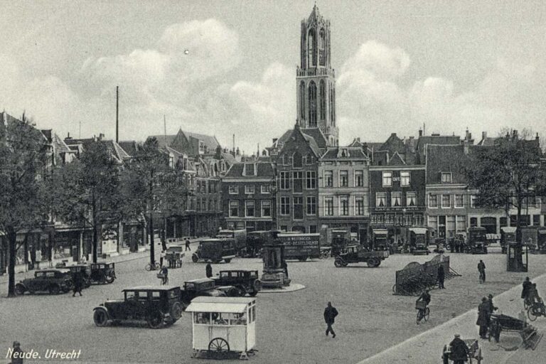 historische Aufnahme eines Platzes, Autos, Kirchturm