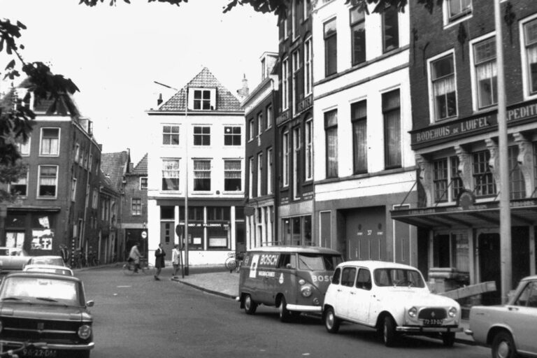 Utrecht, parkende Autos, Häuser
