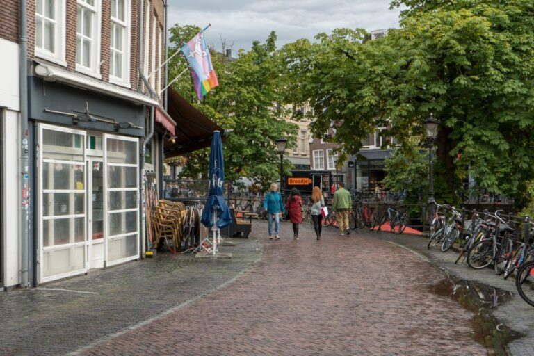 Stadtzentrum von Utrecht, Straße, Fußgänger, Fahnen, Bäume