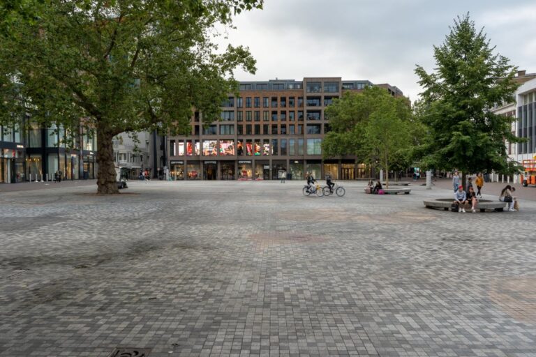Platz in Utrecht, Bäume