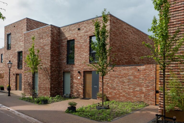 Gebäude mit eckigen Formen, hohen Fenstern und Ziegelfassade in Utrecht, Grünflächen