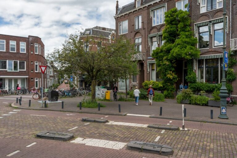 Zebrastreifen in Utrecht, Backsteingebäude, Pflanzen