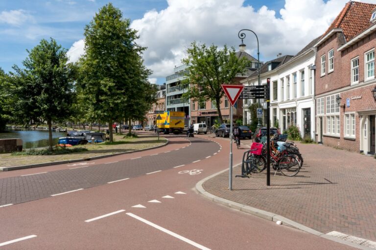 Straße, Kanal, Häuserzeile, Bäume, Fahrräder, Laterne, Radstreifen