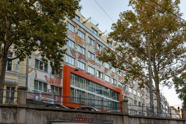 Hotel in Wien-Mariahilf, Bäume, Geländer