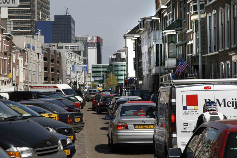 Autos, Straße, Häuser