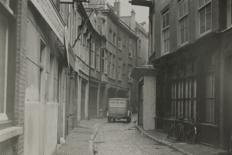 Auto in einer schmalen Gasse