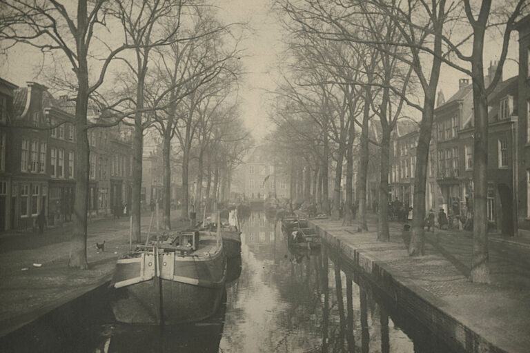 Kanal mit Booten und Bäumen