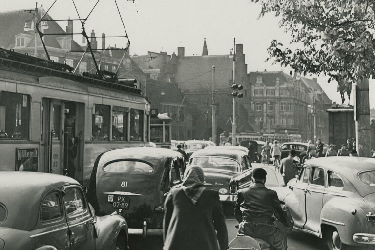 dichter Verkehr auf einer Straße in den Niederlanden