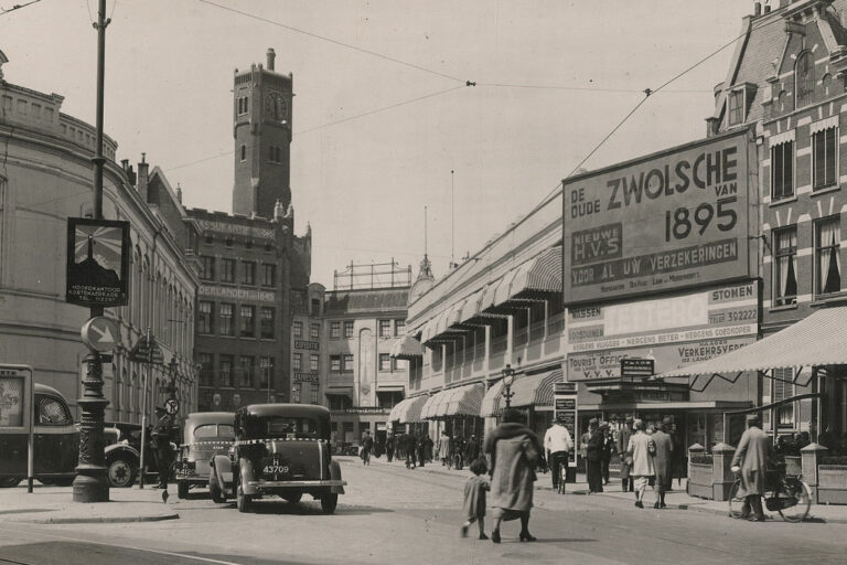 Straße in Den Haag, Fußgänger, Autos, Turm