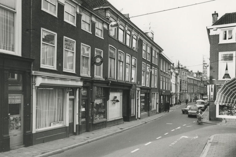 Straße in Den Haag, kleiner Häuser, Autos